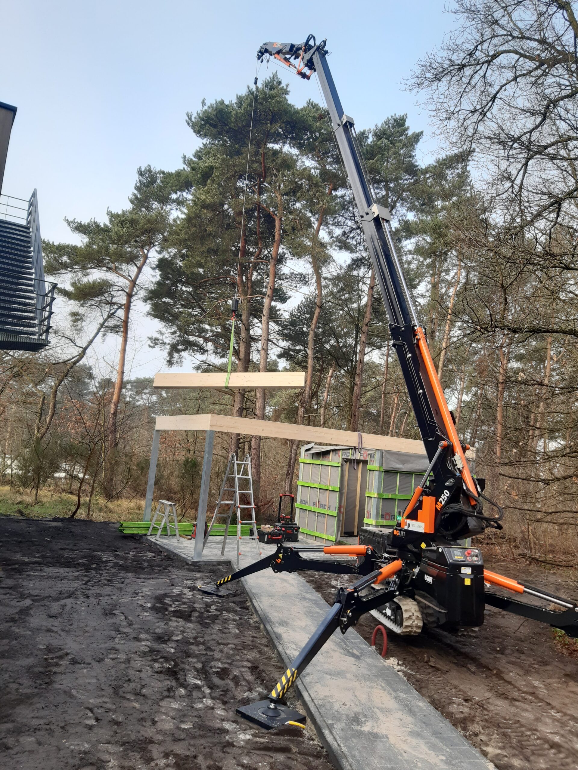 Houten liggers gehesen voor een carport