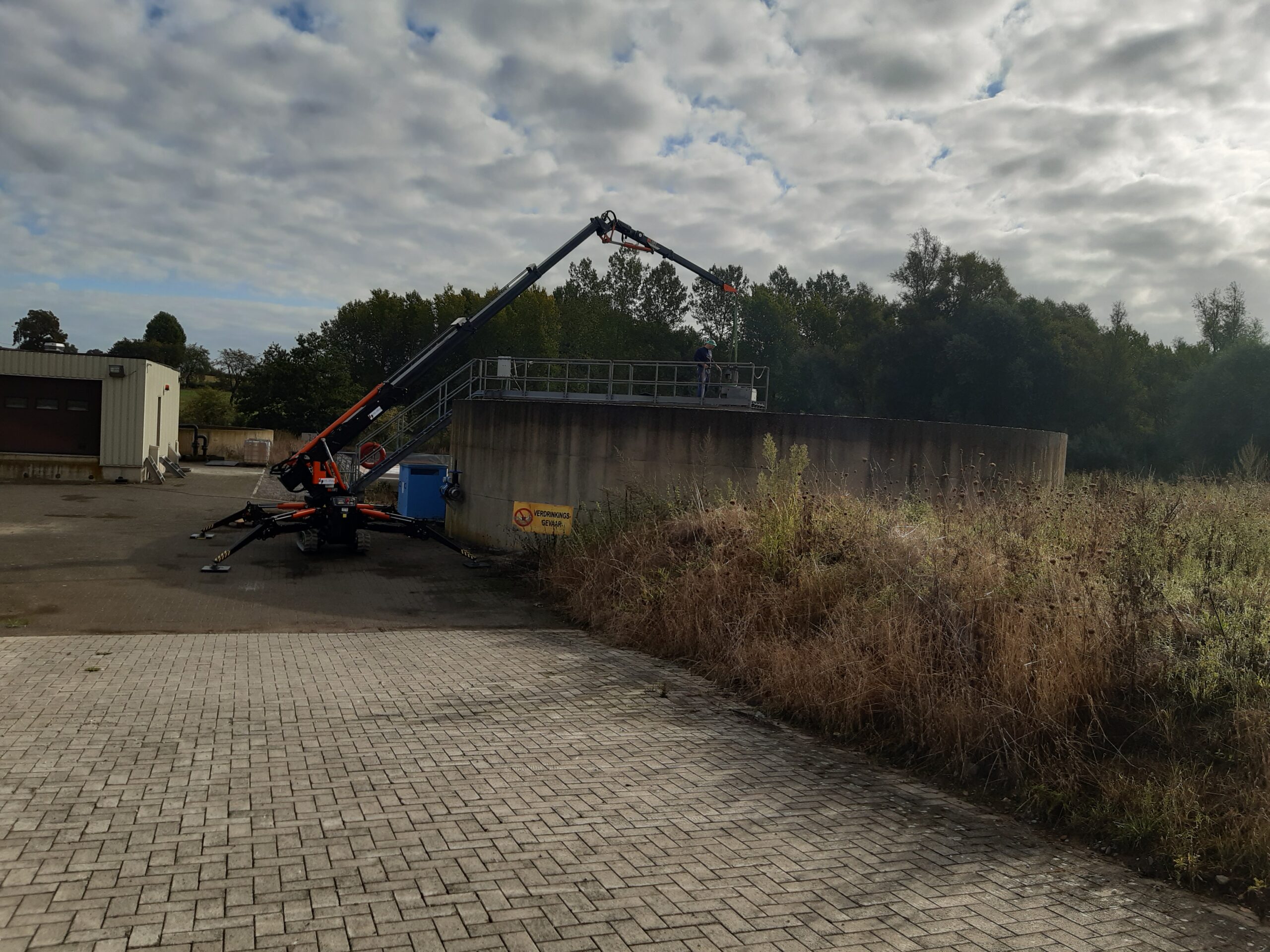 Minihijskraan bij een industriële installatie