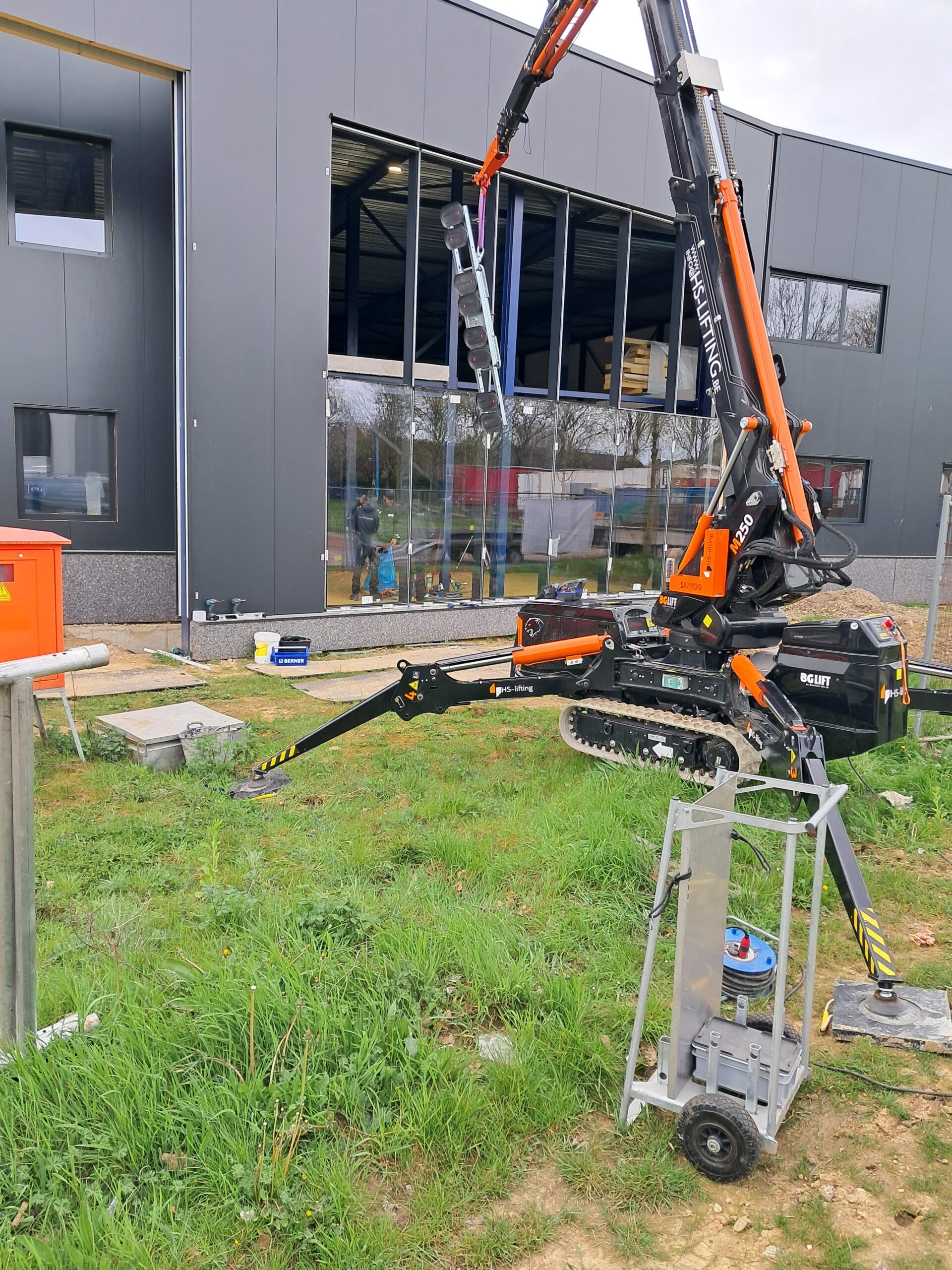 Glaspartij geplaatst met glaszuiger in bedrijfsgebouw