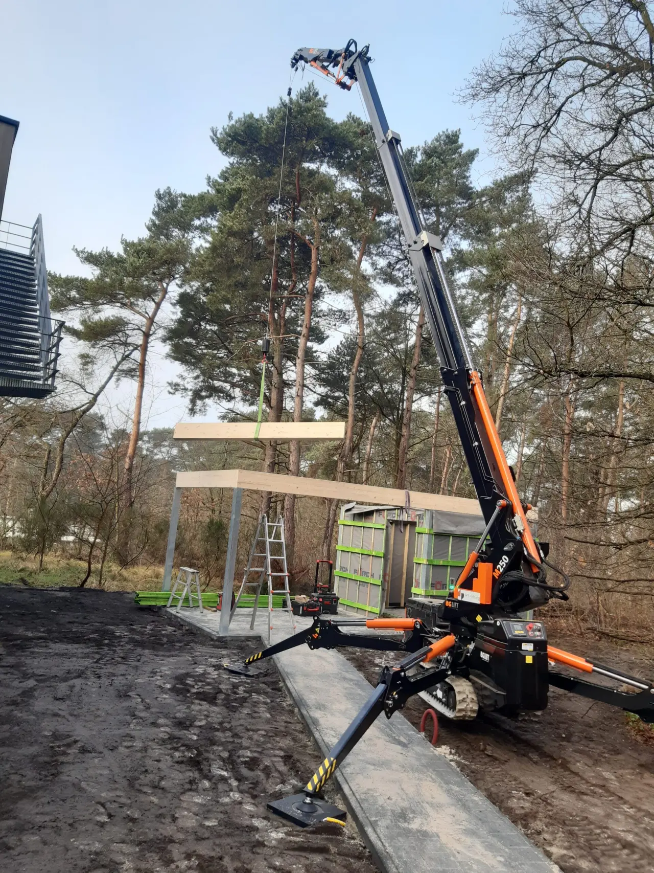 Houten liggers gehesen voor een carport